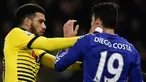 Gelandang Watford, Etienne Capoue (kiri) bertengkar dengan Diego Costa usai rekannya Juan Carlos Paredes dilanggar saat bertanding pada Liga Inggris di Vicarage Road Stadium, Inggris pada tanggal 3 Februari 2016. (AFP Photo/Adrian Dennis)