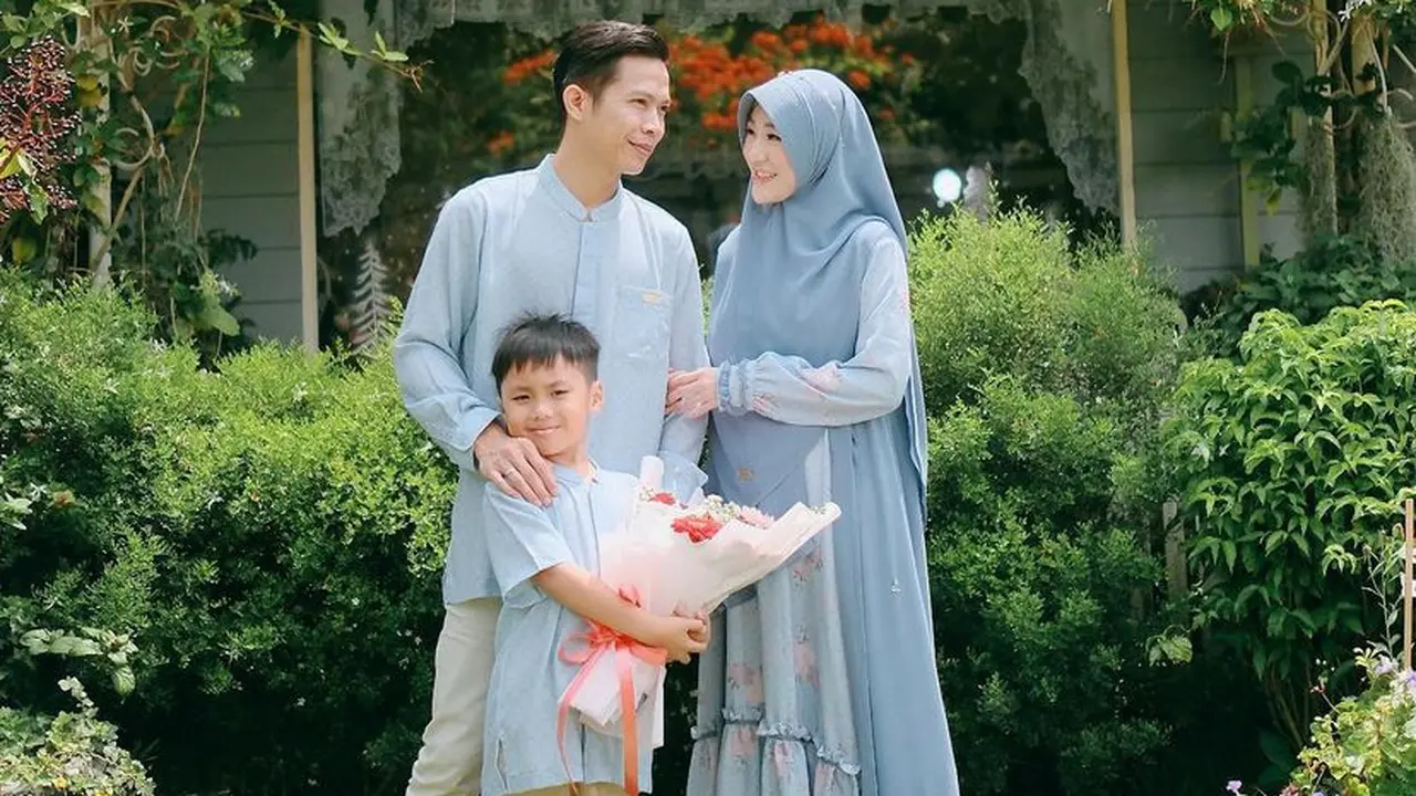 Adu Gaya Larissa Chou dan Nadya Mustika