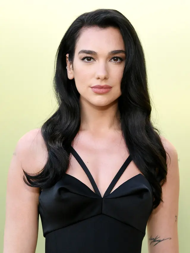 Cantiknya Dua Lipa Berbalut Gaun Hitam Klasik di Versace Fall/Winter 2023