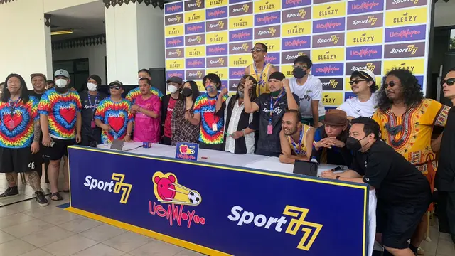 [Fimela] Sejumlah Musisi Bersilaturahmi Lewat Turnamen Futsal