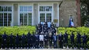 Acara yang dihadiri juga oleh Presiden FIFA, Gianni Infantino tersebut diakhiri oleh foto bersama Presiden Emmanuel Macron dan seluruh tim. (Foto: AFP/Pool/Franck Fife)