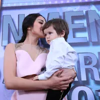 Jessica Iskandar dan El Barack di Infotainment Awards 2017. (Adrian Putra/Bintang.com)