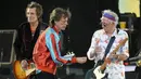 <p>Penyanyi band The Rolling Stones Mick Jagger (tengah) menyerahkan plektrum baru kepada gitaris Keith Richards (kanan) saat konser Sixty di Berlin, Jerman, 3 Agustus 2022. Tur Sixty mencakup 14 konser di seluruh benua. (AP Photo/Michael Sohn)</p>