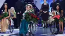 Miss Belarus Aleksandra Chichikova (tengah) terpilih sebagai Miss Wheelchair World di Warsawa, Polandia, Sabtu (7/10). Di ajang tersebuti, kontestan saling berbagi pengalaman pribadi, termasuk tantangan saat menggunakan kursi roda.  (AP/Czarek Sokolowski)