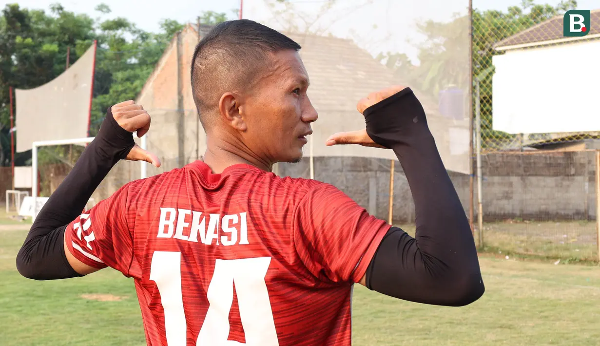 Pemain FC Bekasi City, Ismed Sofyan, berpose setelah sesi latihan di Lapangan Harin, Tengerang Selatan, Rabu (7/9/2023). Pemain bernomor punggung 14 itu bertekad membawa tim berjuluk Kuda Hitam naik kasta musim depan. (Bola.com/M Iqbal Ichsan)
