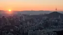 Pemandangan kota Seoul saat matahari terbit di Korea Selatan (31/10). Sampai sekarang, Seoul dianggap sebagai sinar dari ekonomi Asia Timur, simbol dari keajaiban ekonomi Korea. (AFP Photo/Ed Jones)