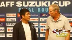 Pelatih Timnas Indonesia, Alfred Riedl (kanan) dan Pelatih Vietnam berbincang saat mengikuti press conference jelang leg kedua semifinal AFF Suzuki Cup 2016 di Vietnam, (06/12/2016). (Bola.com/Peksi Cahyo)