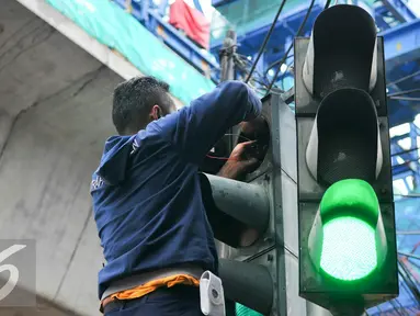 Dishub DKI Jakarta memperbaiki lampu lalu lintas yang rusak di kawasan jalan Trunojoyo dan Aditiawarman, Jakarta, Selasa (17/5). Peremajaan trafficlight ini bertujuan untuk mencegah kecelakaan lalu lintas karena lampu jalan. (Liputan6.com/Yoppy Renato)