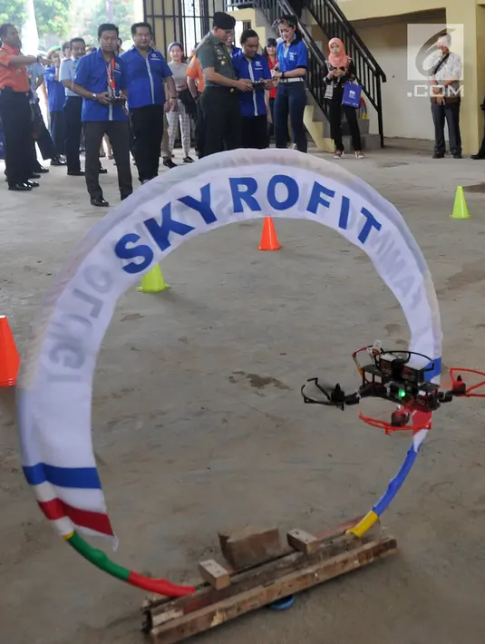 Prajurit TNI menjajal menerbangkan drone di PT Farmindo Inovasi Teknologi, Sentul, Bogor, Jawa Barat, (19/4). Pabrik tersebut diresmikan sebagai pabrik drone pertama di Indonesia. (Merdeka.com/Arie Basuki)