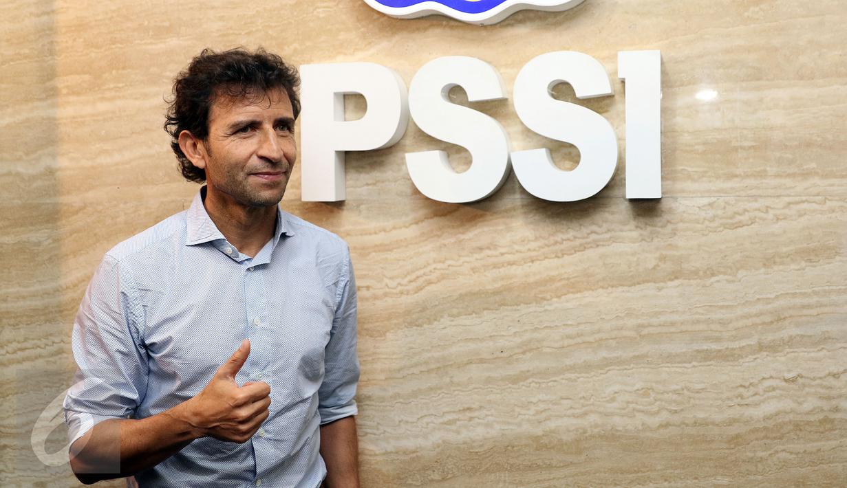 Pelatih asal Spanyol, Luis Milla Aspas berfoto di kantor PSSI, Jakarta, Jumat (20/1). Luis Milla Aspas resmi menukangi Timnas Indonesia dengan durasi kontrak dua tahun. (Liputan6.com/Helmi Fithriansyah)