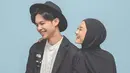 Tampil dengan outfit monokrom saat pemotretan, gaya Dinda dan Rey ini serasi banget. Walaupun serba hitam dan putih, orang tua dari baby Shaka ini terlihat begitu elegan. Berpose tertawa, kebahagiaan begitu terpancar dari raut wajah mereka. (Liputan6.com/IG/@dindahw)