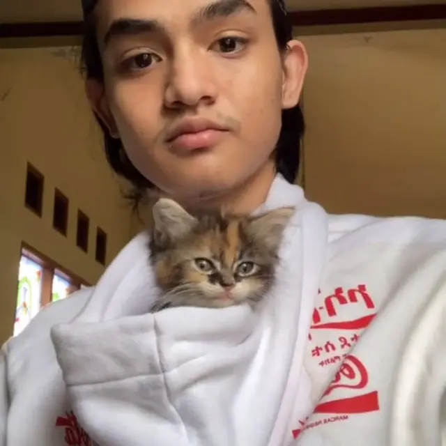 6 Potret Auzan Fadhlan Sosok Viral Mirip Angga Yunanda, Bak Pinang Dibelah Dua