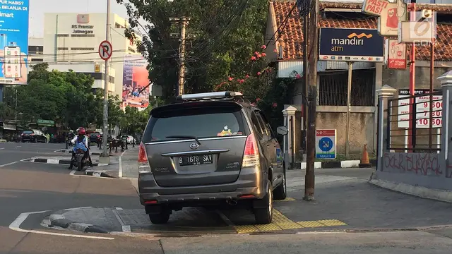 Trotoar Jatinegara Malah jadi Lapak PKL dan Parkir Liar