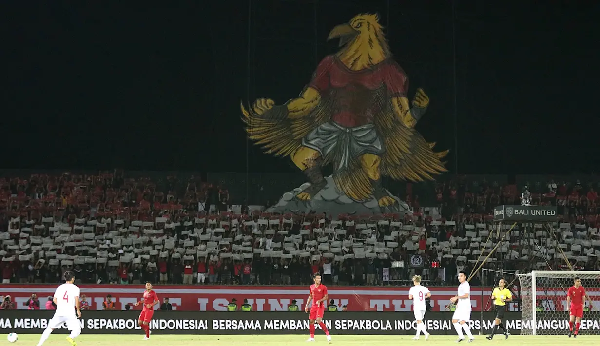 Suporter Timnas Indonesia menampilkan koreo Garuda saat melawan Vietnam pada laga Kualifikasi Piala Dunia 2022 di Stadion Kapten I Wayan Dipta, Bali, Selasa (15/10). Indonesia kalah 1-3 dari Vietnam. (AFP/Aditya Wany)