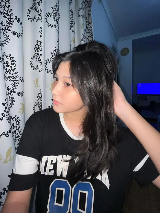 Nasha Anaya saat pakai outfit hitam ini memperlihat sisi menawan dari anak Pasha Ungu. Kini Nasha mulai mendapat perhatian publik dan disebut cocok terjun ke dunia entertainment. IG Nasha pun kini banjir followers. (Liputan6.com/IG/nasha.anayaa)