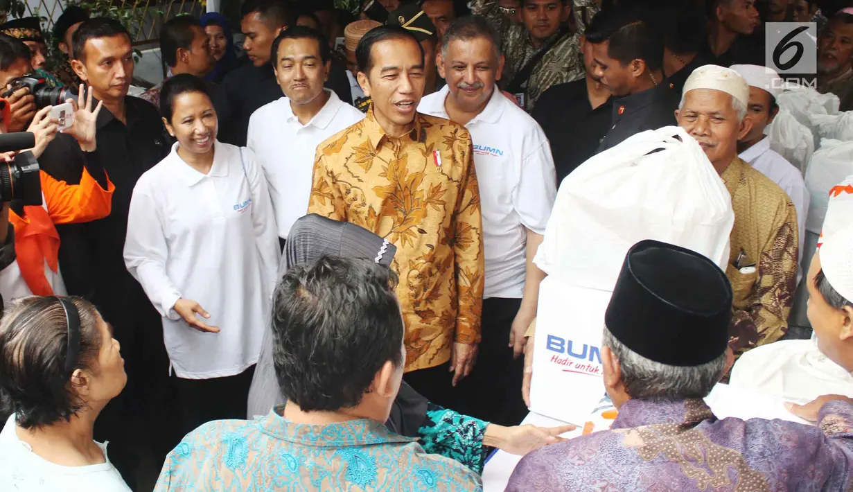 Presiden Joko Widodo (Jokowi) didampingi Menteri BUMN Rini Soemarno dan Dirut Bank BRI Suprajarto menyaksikan pembagian 200 paket Ramadan yang berisi sembako kepada warga di wilayah Penjaringan, Jakarta Utara, Selasa (13/6). (Liputan6.com/Angga Yuniar)