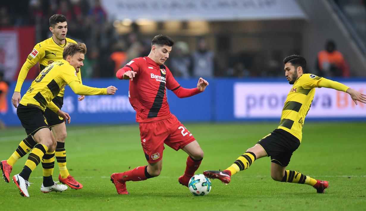 Gelandang Leverkusen, Kai Havertz, berusaha melewati pemain Borussia Dortmund dalam laga kompetisi Bundesliga di Leverkusen, Jerman pada 2 Desember 2017. Bayer Leverkusen bermain imbang 1-1 atas Borussia Dortmund. (AFP/Patrik Stollarz)