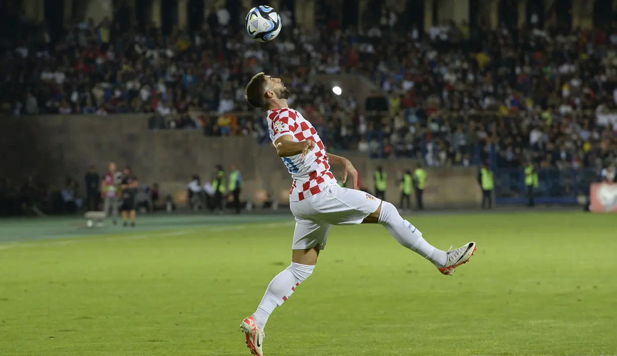 Pemain Kroasia, Josip Sutalo, berusaha menyundul bola saat melawan Armenia pada laga Kualifikasi Euro 2024 di Stadion Vazgen Sargsyan Republican, Armenia, Senin (11/9/2023). Kroasia menang dengan skor 1-0. (AFP/Karen Minasyan)