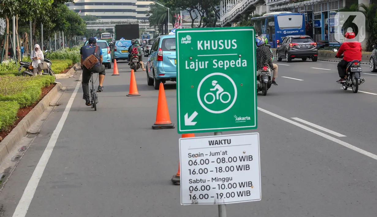 Warga bersepeda setelah jam kerja di jalur khusus sepeda kawasan Jalan Sudirman, Jakarta, Selasa (14/7/2020). Dirlantas Polda Metro Jaya dan Dishub DKI Jakarta telah menyepakati jam operasional jalur sepeda pada pagi dan sore hari selama PSBB Transisi. (Liputan6.com/Fery Pradolo)