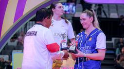 Pemain Jakarta Popsivo Polwan, Madison Kingdon menerima trofi top skor PLN Mobile Proliga 2024 usai laga grand final di Indonesia Arena, Senayan, Jakarta, Sabtu (20/7/2024). Selain top skor, Madison Kingdon juga mendapatkan predikat spiker terbaik. (Bola.com/Bagaskara Lazuardi)