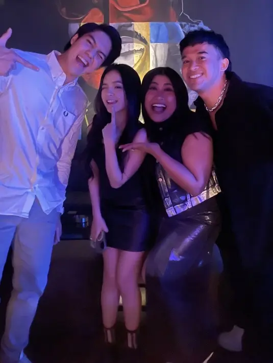 <p>Eca Aura pun tampil mengenakan pakaian serba hitam sama seperti tamu lainnya. Di sebelah El, ia mengenakan atasan sleeveless dipadukan mini skirt leather. [@boiyenpesek]</p>