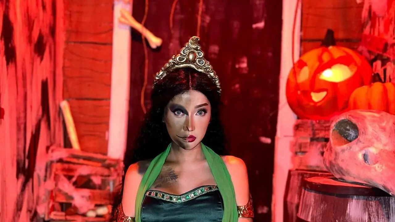 6 Potret Lucinta Luna Cosplay Jadi Badarawuhi di Pesta Halloween, Tampil All Out