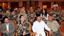 Secara mengejutkan, mantan istrinya, Siti Hediyati Soeharto duduk di samping kirinya. Prabowo pun sontak terkejut dan senyum tersipu (Liputan6.com/Johan Tallo)