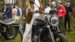 Sebelum menarik gas motornya, Poppy Sovia masih terlihat manis tanpa helm. Ia mengendarai motor cukup besar dengan celana kulot putih. (Foto: Instagram/@popsovia)