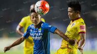 Striker Persib, Samsul Arif, berusaha melewati bek Sriwijaya FC, Fachrudin Wahyudi, pada laga Torabika Soccer Championship 2016 di Stadion Si Jalak Harupat, Bandung, Sabtu (30/4/2016). (Bola.com/Vitalis Yogi Trisna)