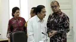 Menko Perekonomian, Sofyan Djalil (kedua dari kanan) menghadiri rapat terbatas bersama Presiden Jokowi di Komplek Istana Kepresidenan, Jakarta, Jumat (27/2/2015). Rapat membahas tentang keluhan masyarakat mengenai biaya BPJS.  (Liputan6.com/Faizal Fanani)