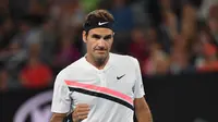 Roger Federer merayakan poin pada perempat final Australia Terbuka 2018 melawan Tomas Berdych di Rod Laver Arena, Rabu (24/1/2018). (AFP/Saeed Khan)