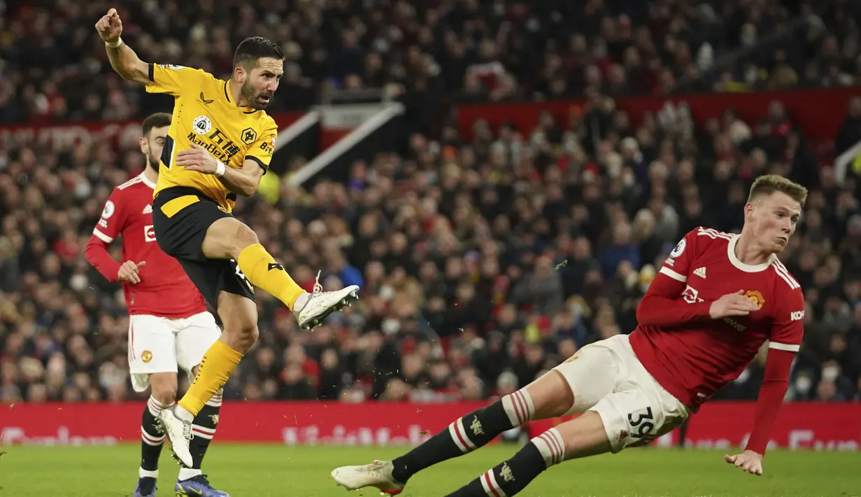 Meski tampil sebagai tim tamu, Wolves sama sekali tak merasa keder. Tim asuhan Jose Sa pun mencoba langsung tampil agresif sejak peluit kick-off dibunyikan wasit. (AP/Dave Thompson)