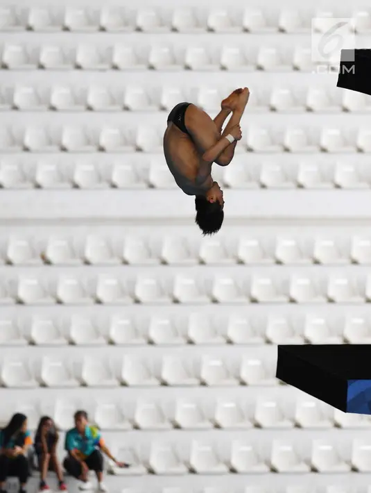 Gaya atlet loncat indah saat bersaing pada nomor mens's 10m platform preliminary Asian Games 2018 di Jakarta, Sabtu (1/9). (Merdeka.com/Imam Buhori)