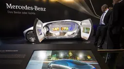 Mobil Mercedes Benz konsep IAA di tampilkan dalam 66th (IAA) di Frankfurt, Jerman (16/9/2015). IAA akan mengalami transformasi yang saat mencapai 80 kilometer per jam (50 mph) atau melalui menekan sebuah tombol. (AFP PHOTO/ODD ANDERSEN)