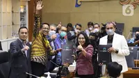 Menteri Pemberdayaan Perempuan dan Perlindungan Anak I Gusti Ayu Bintang Darmawati (kedua kanan) memberikan laporan pemerintah kepada Ketua Baleg DPR RI Supratman Andi Agtas (kedua kiri) saat rapat pembahasan RUU TPKS di Gedung Nusantara I, Jakarta, Rabu (6/4/2022). (Liputan6.com/Angga Yuniar)