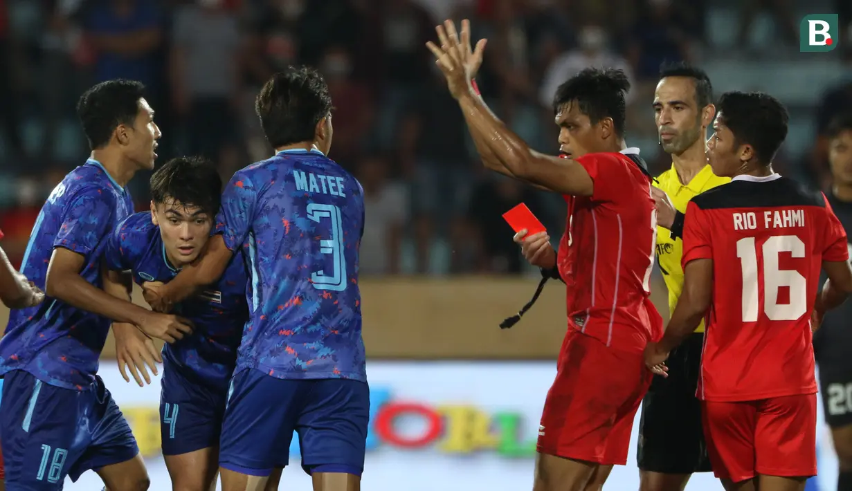 Sontak kelakuan Khemdee yang bermain di klub terkenal di liga teratas Denmark, Odense Boldklub membuat amarah Rahmad Irianto memuncak dan mendorong Khemdee. Insiden tersebutlah yang membuat Irianto mendapatkan kartu merah kedua bagi Indonesia. (Bola.com/Ikhwan Yanuar)