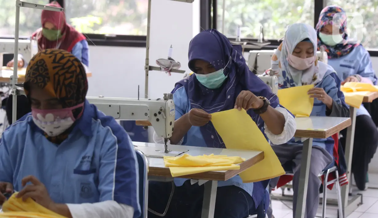 Para ibu yang mengikuti pelatihan kerja membuat masker dari bahan kain di Balai Latihan Kerja (BLK) Larangan, Tangerang, Senin (6/4/2020). Pemkot Tangerang memproduksi sendiri masker kain untuk didistribusikan ke wilayah Tangerang di tengah pandemi virus corona Covid-19. (Liputan6.com/Angga Yuniar)