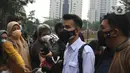 Pegiat media sosial Adam Deni Toba memberikan keterangan saat tiba di Polda Metro Jaya, Jakarta, Sabtu (14/08/2021).  Kedatangan Adam Deni untuk menghadiri proses mediasi dengan I Gede Ary Astina alias Jerinx dalam menyelesaikan kasus dugaan pengancaman. (Liputan6.com/Herman Zakharia)