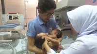 Ketua tim dokter penanganan bayi kembar siam RSHS Dadang Sjarief Hidajat, tengah melakukan pemeriksaan terhadap bayi kembar dempet dada dan perut asal Cirebon, di Bandung, Jumat, 23 November 2018 lalu. (Sumber foto: Prof. Dadang Sjarief Hidajat)