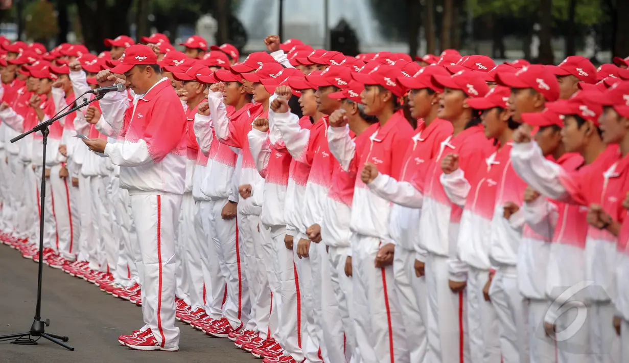 Menteri Pemuda dan Olahraga Imam Nachrawi memimpin para atlet menyanyikan lagu pembangkit semangat saat upacara pelepasan atlet yang akab berlaga di SEA Games XXVIII Singapura, Jakarta, Selasa (26/5/2015). (Liputan6.com/Faizal Fanani)