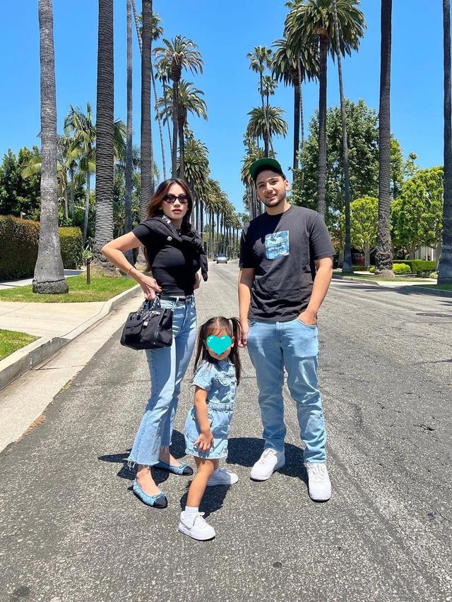 6 Potret Keluarga Kecil Aditya Trihatmanto dan Kezia Toemion, Cucu Penerus Cendana