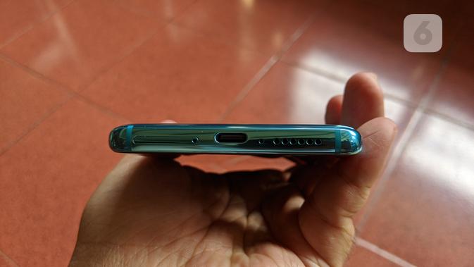 Bagian sisi bawah smartphone terdapat speaker, port USB C, dan slot kartu SIM. (Liputan6.com/ Yuslianson)