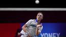 Pebulutangkis Denmark, Viktor Axelsen, saat melawan wakil Indonesia, Anthony Ginting, pada laga Thailand Open di Impact Arena, Sabtu (16/1/2021). Ginting takluk dengan skor 19-21, 21-13, dan 21-12. (AFP/BADMINTON ASSOCIATION OF THAILAND)