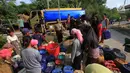 Warga antre mendapatkan bantuan air bersih dari Keluarga Besar Masyarakat Banten di Desa Ridomanah, Cibarusah, Bekasi, Jawa Barat, Rabu (3/7/2019). Krisis air akibat musim kemarau tersebut  menyebabkan warga mengalami kesulitan air untuk memenuhi kebutuhan sehari-hari. (merdeka.com/Arie Basuki)