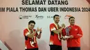 <p>Kapten tim bulu tangkis putra Indonesia untuk Thomas Cup 2024, Fajar Alfian (tengah) dan kapten tim bulu tangkis putri Indonesia untuk Uber Cup 2024, Apriyani Rahayu (kiri) mendapatkan sambutan dari Sekjen PP PBSI, Fadil Imran di Gedung VVIP Terminal 3 Bandara Soekarno Hatta, Tangerang, Banten, Senin (06/05/2024). (Bola.com/M Iqbal Ichsan)</p>