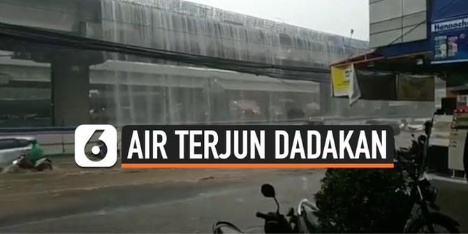 VIDEO: Air Terjun Mendadak Muncul di Jalan Raya Kalimalang