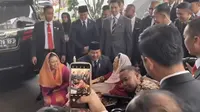 Ketua Umum Partai Gerindra Prabowo Subianto bertemu dan mengobrol Isri Gus Dur, Sinta Nuriyah, dan putrinya, Yenny Wahid. (Liputan6.com/Delvira Hutabarat)