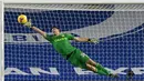 Emiliano Martinez (Aston Villa) - Penjaga gawang yang tampil ciamik musim ini mendapat skor 7 dari Whoscored. Ia mampu 15 kali menjaga gawangnya tetap perawan. Kiper ini mencetak 141 penyelamatan dengan tingkat penyelamatan 75,1 persen, terbaik di musim ini. (Foto: AFP/Pool/Neil Hall)