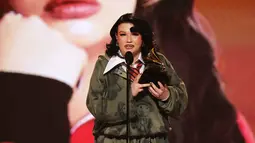 Salah satunya dari kategori Penyanyi Pop Terbaik yang jatuh ke tangan Lola Young lewat lagu “Messy”. Tampak dalam foto, penyanyi sekaligus penulis lagu asal Inggris, Lola Young menerima penghargaan untuk Penyanyi Pop Terbaik di atas panggung Penghargaan GRAMMY ke-68 di Crypto.com Arena, Los Angeles, California, pada 1 Februari 2026. (KEVIN WINTER/GETTY IMAGES NORTH AMERICA/Getty Images via AFP)