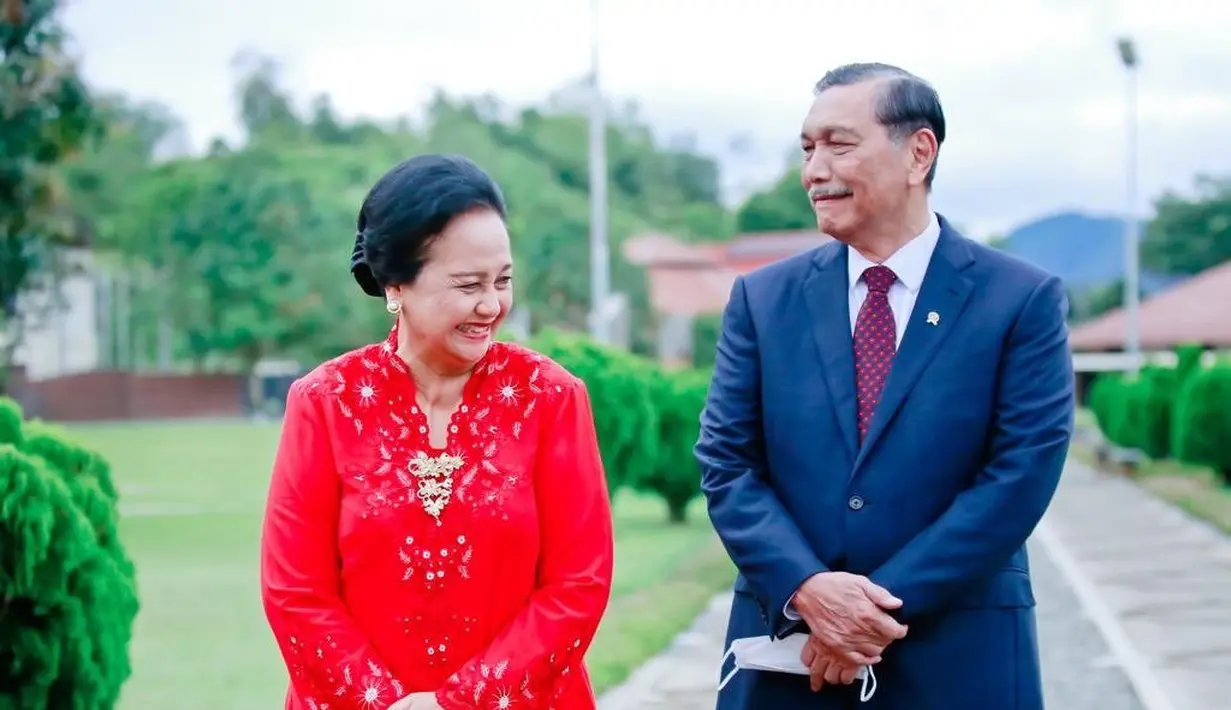 Kali ini dengan padu padan kebaya encim warna merah merona yang apik. [@pandjaitandevi]